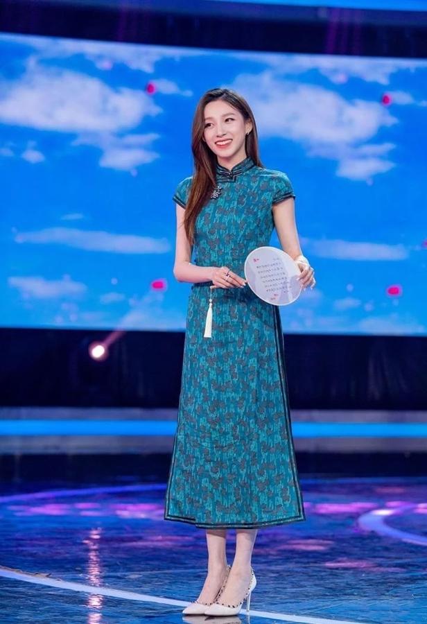 董卿接班人是熟悉的她！穿刺绣裙温婉大气，与撒贝宁搭档不怯场