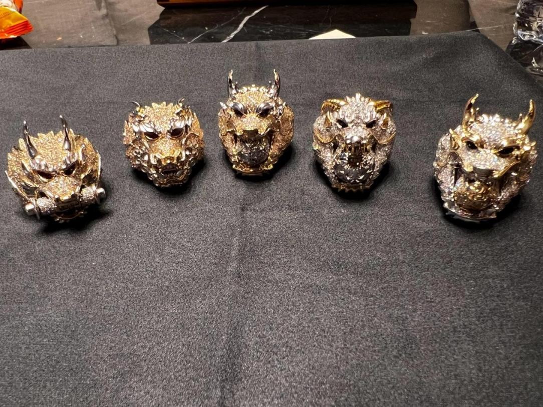 黄子韬徐艺洋出门开什么车,黄子韬带徐艺洋出席活动