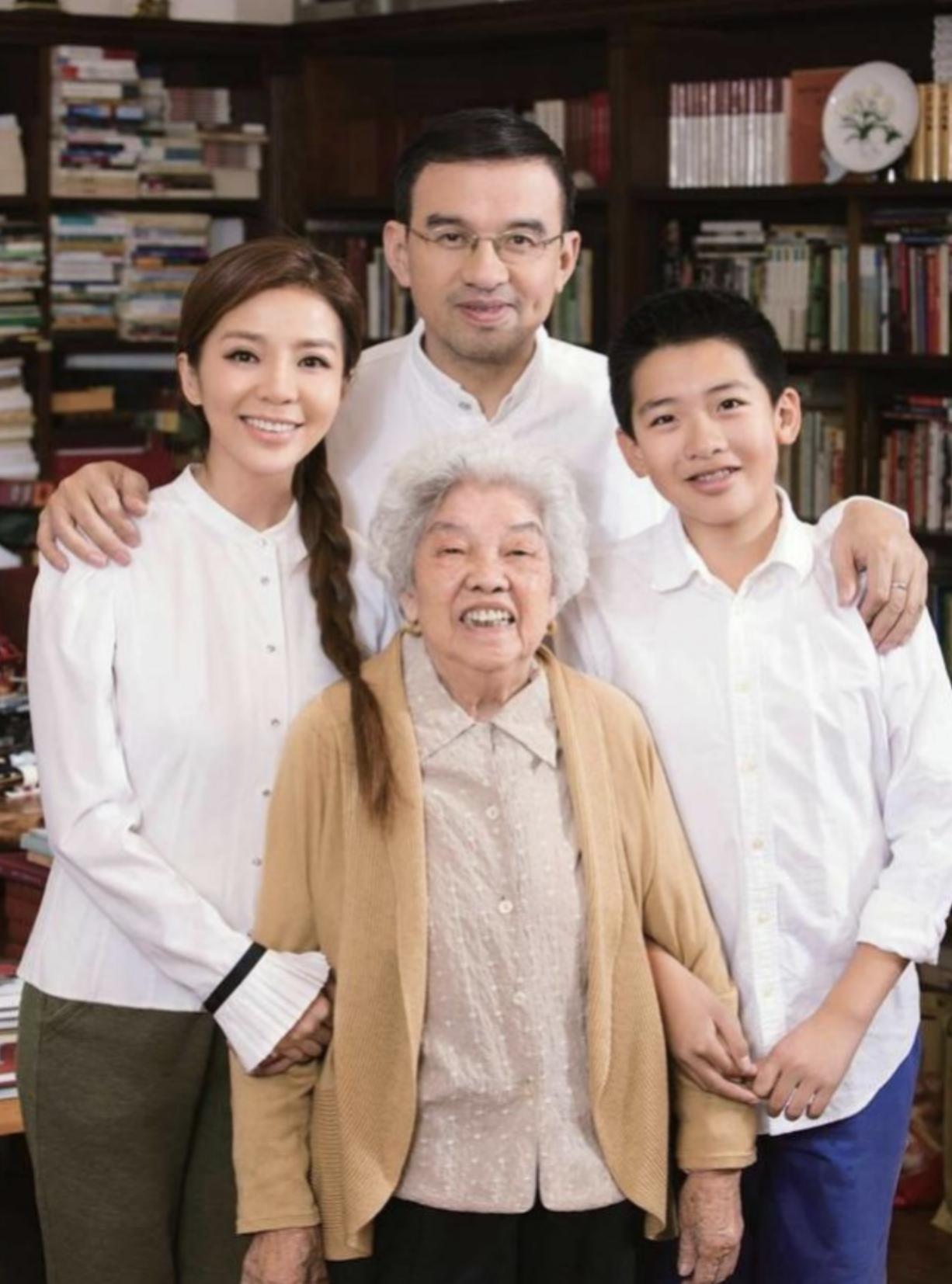 主持人朱迅哽咽痛哭,主持人朱迅和婆婆一起同台