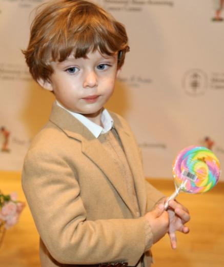 巴伦：美国“亿万宝贝”，包机请同学去白宫开派对，用鱼子酱洗澡