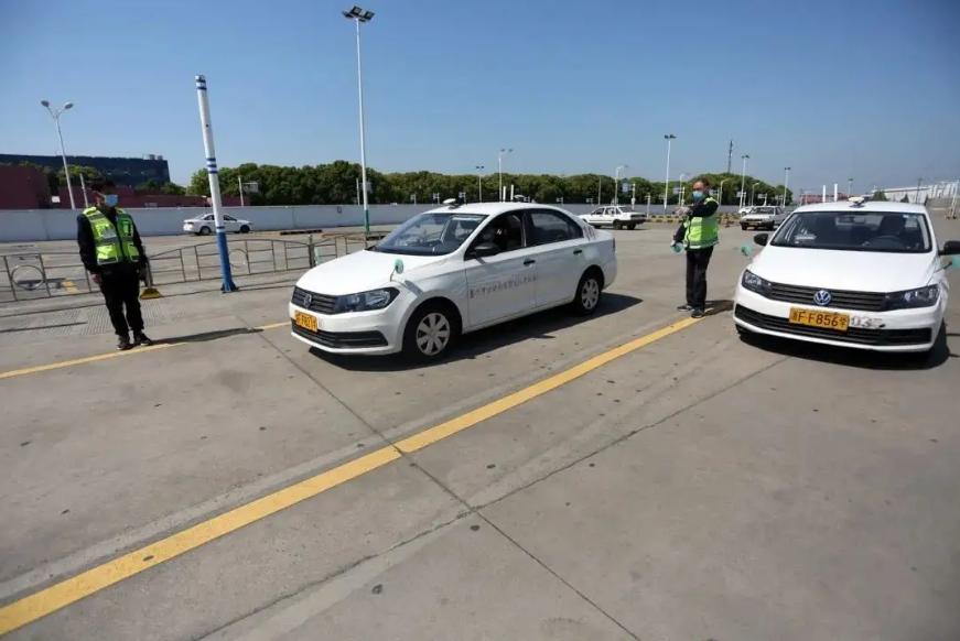 科目三考试遭针对，连续5次被私家车堵停，就是因为没办VIP