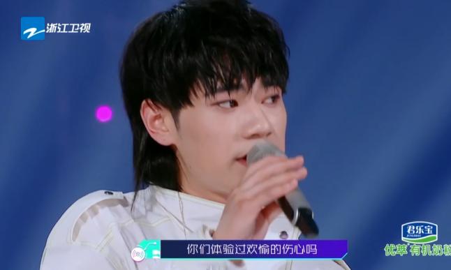 萨顶顶被网红怼到哭,网红点评专业歌手萨顶顶