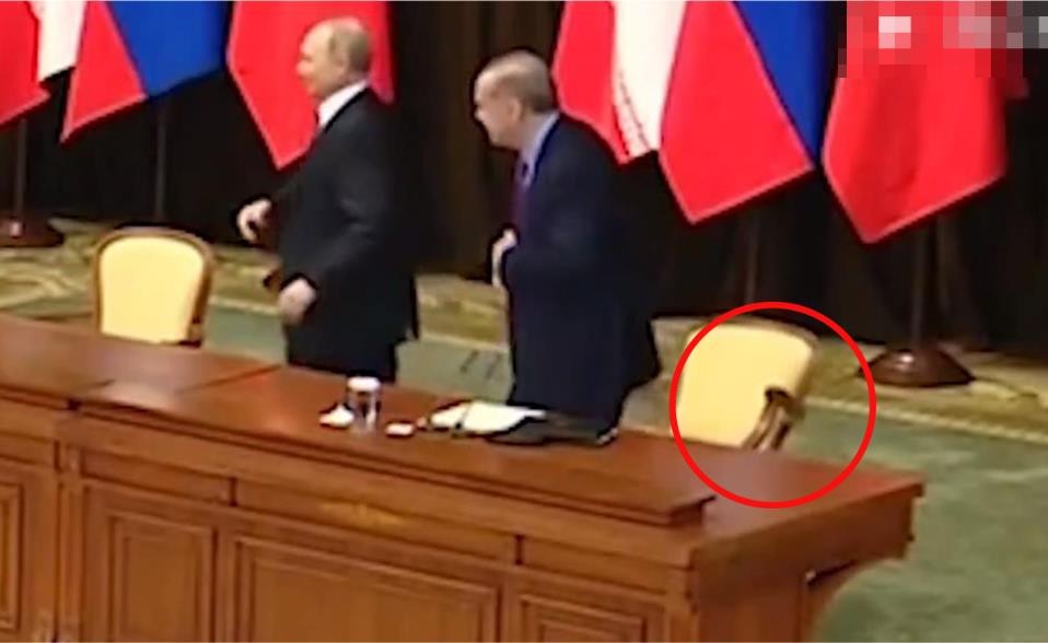 迷人小老头普京：当特工时接头都要迟到，曾牵着狗会见日本代表