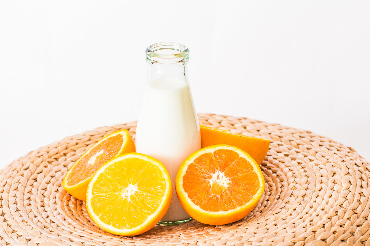 有人说晚上喝牛奶危害大是真的吗,半夜喝牛奶对身体有什么坏处