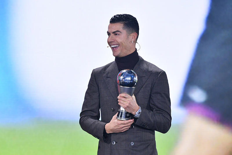 乔治娜和c罗的甜蜜瞬间,乔治娜陪同c罗前往领奖