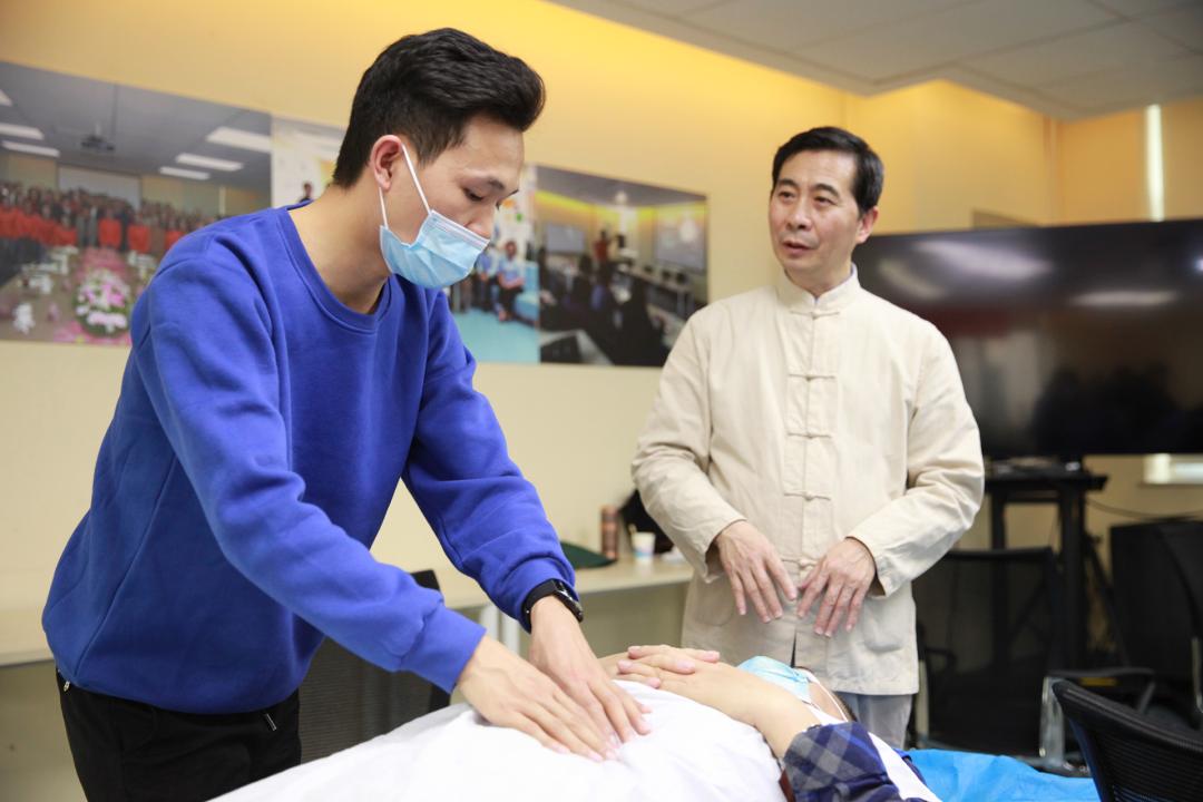 我，24岁，当了2天助浴师，为3位老人洗了澡