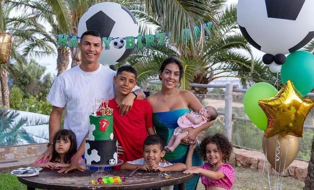 贝克汉姆婚内多次出轨,梅西和c罗和贝克汉姆