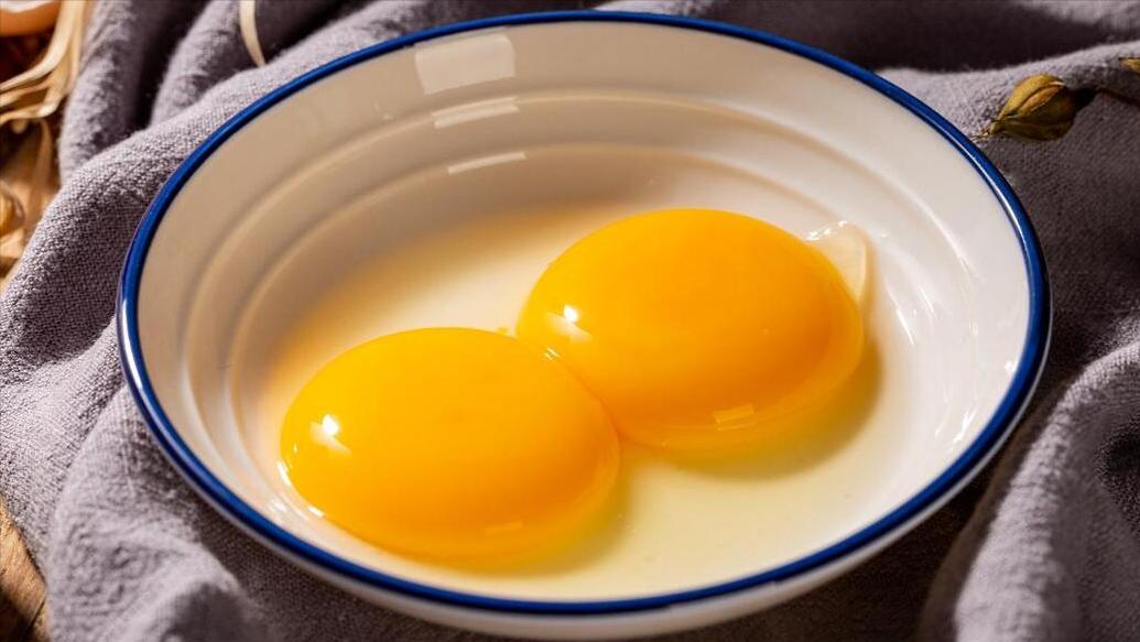 买鸡蛋是挑大的好还是小的好,买鸡蛋时买几个才不会尴尬