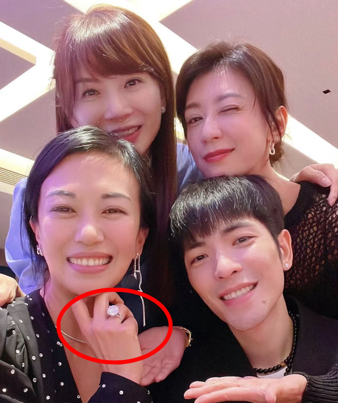 萧敬腾50岁准老婆背景超狂，双硕士星二代，被老萧2000万钻戒套牢