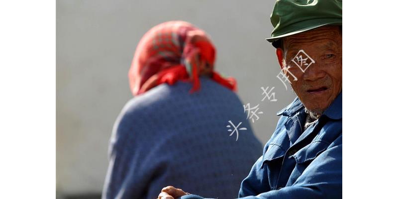 凤凰男母亲退出家族群：“红包你们发100，让我发8000，想得美”