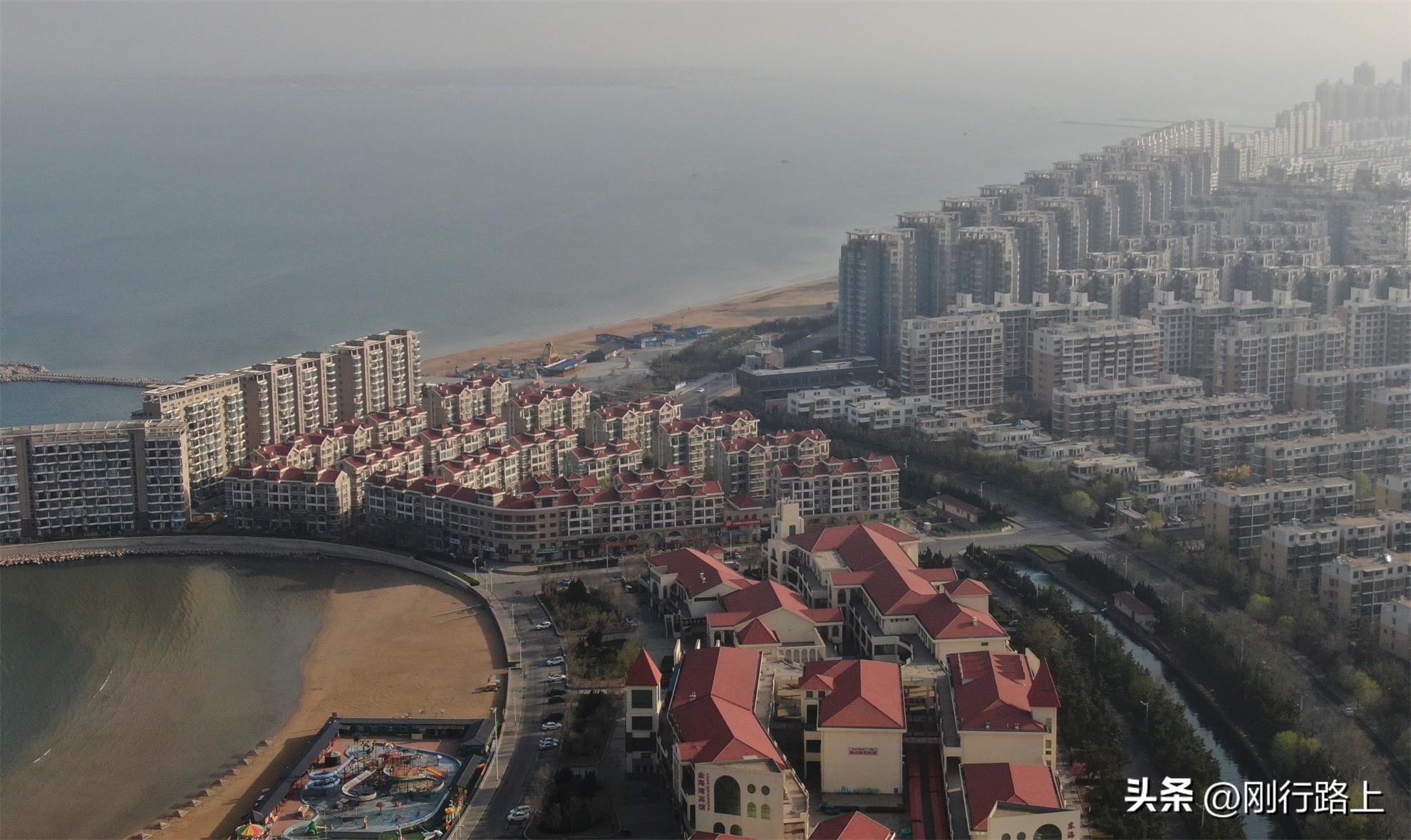 夏日总要去一趟山东龙口月亮湾的海滨沙滩吧