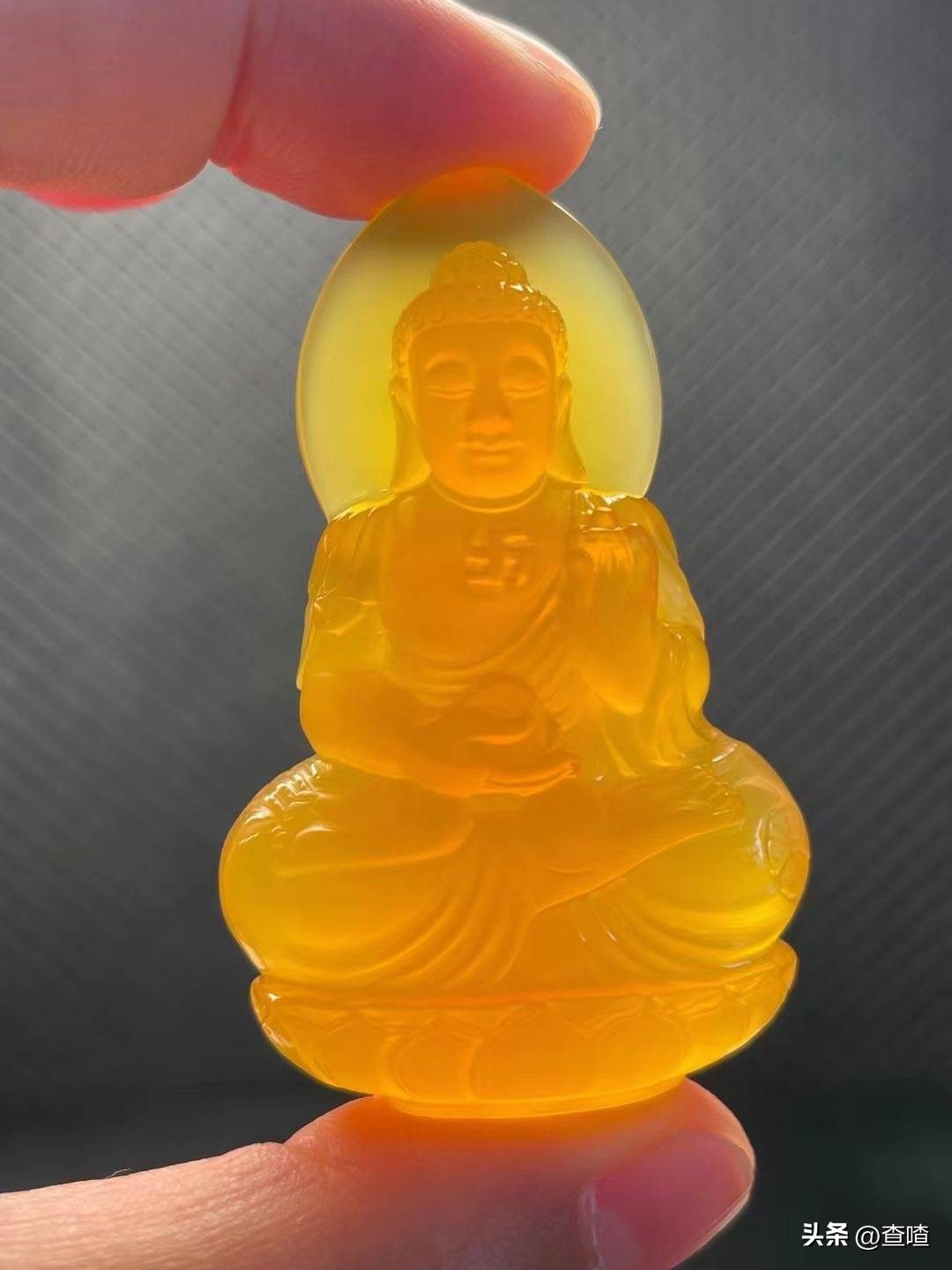 黄龙玉和翡翠哪个好养,黄龙玉和翡翠哪个好看