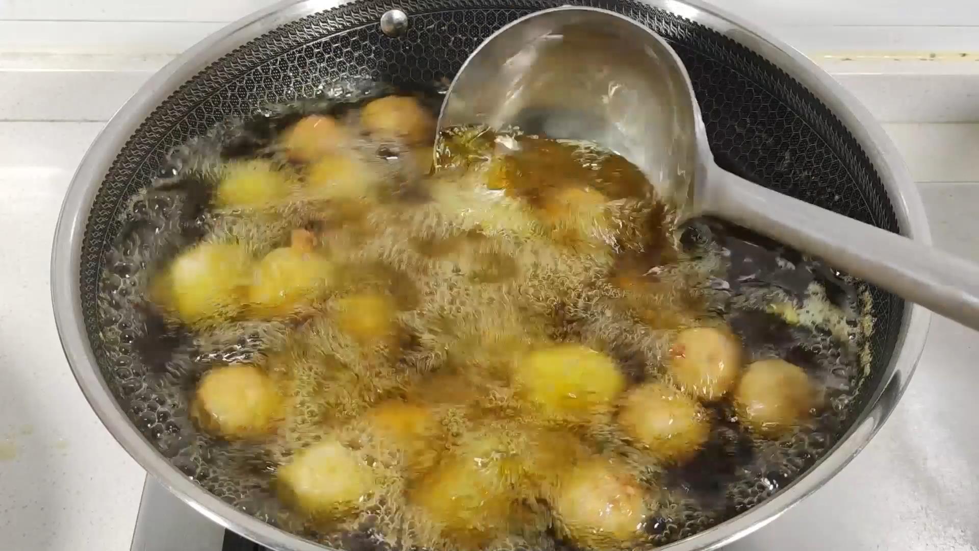 炸丸子切记不要放面粉和淀粉,炸肉丸子用面包糠炸才会又酥又脆