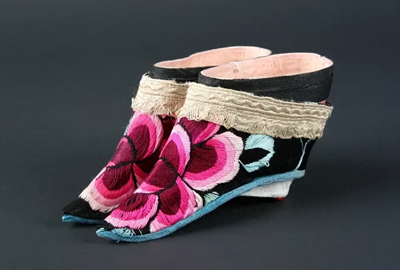 清朝如何区分女人是汉族还是满族？有两个部位，一个明显一个隐私