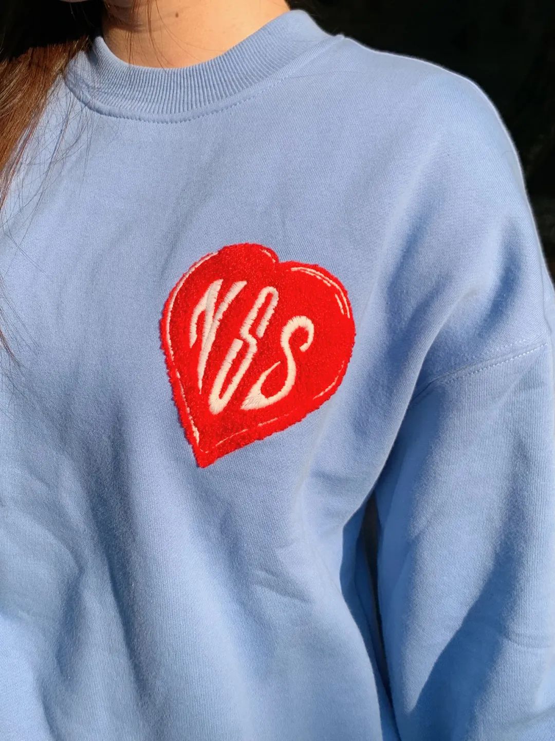 王鹤棣赵露思三亚同框同款,王鹤棣赵露思黑色衣服