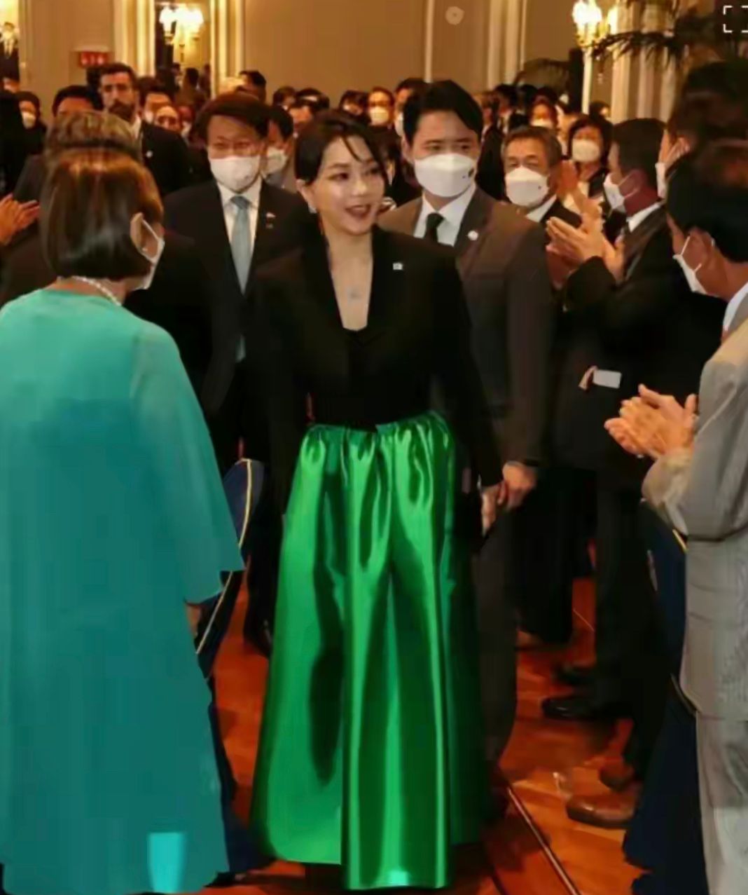 韩国第一夫人穿军装抢风头,韩国第一夫人穿军装被批