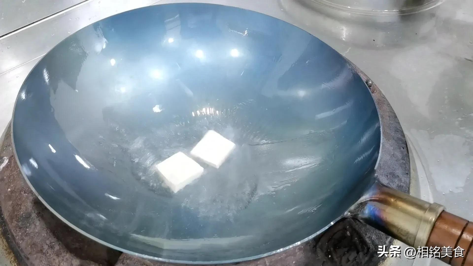 新铁锅怎样开锅小妙招视频,不粘锅的铁锅最佳开锅方法