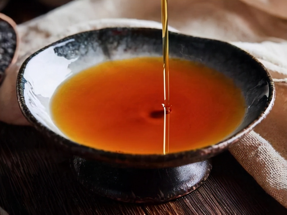 怎么辨别芝麻油和香精勾兑油,假红油和真红油区别