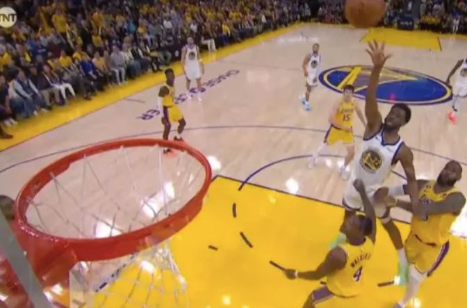 重磅：曝维金斯左肋骨软骨骨折疑受伤一幕曝光空中被詹皇推倒