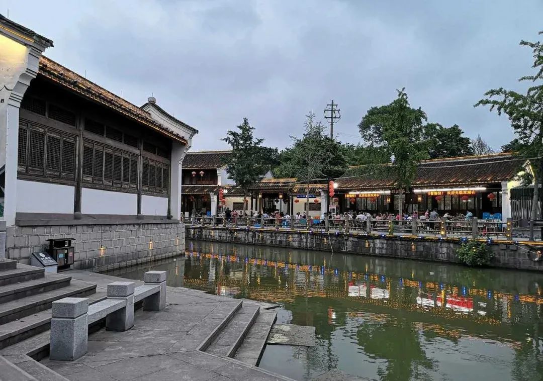 鸣鹤千年古镇图片,鸣鹤古镇的白墙黛瓦