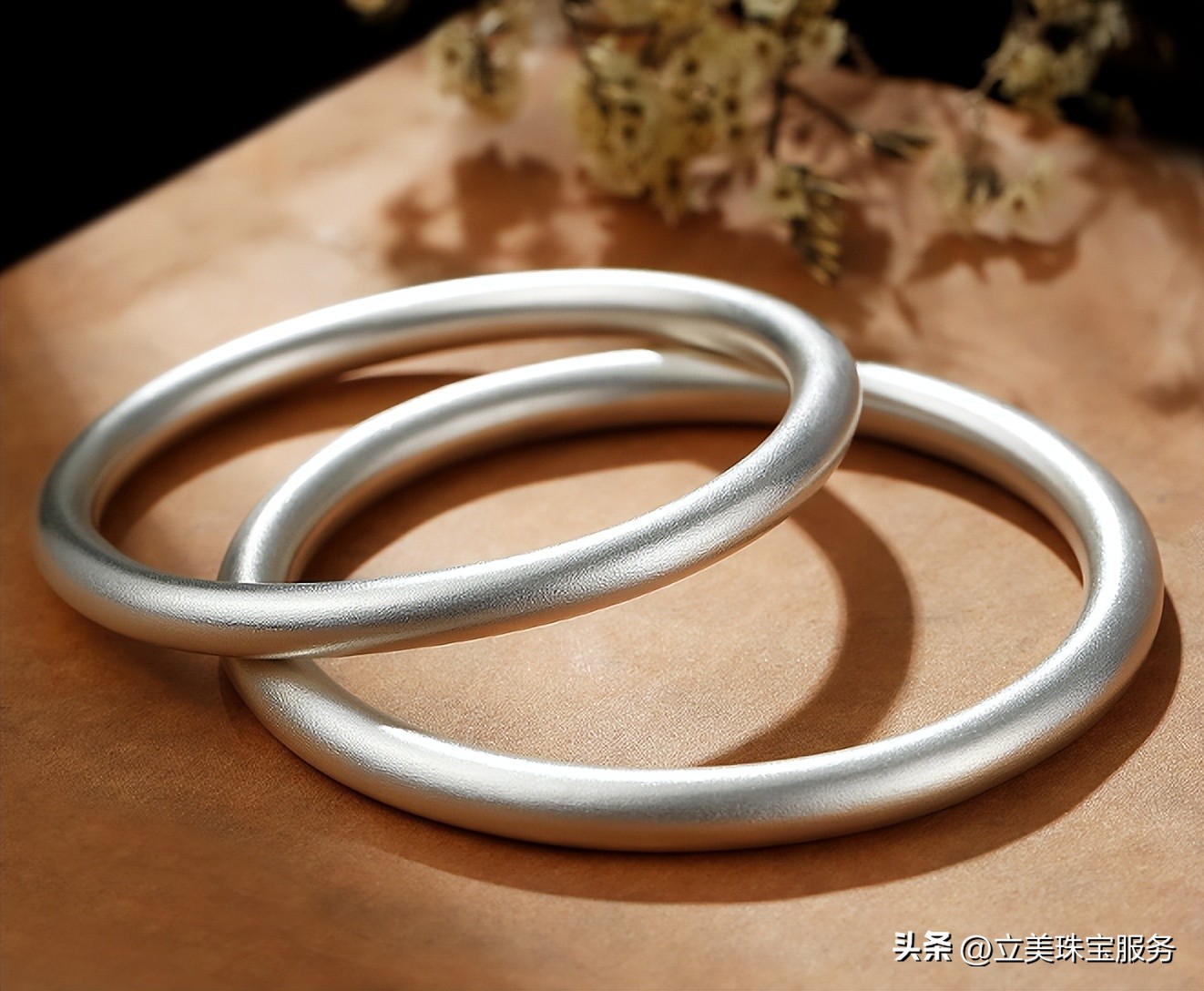 为什么网店999纯银手镯那么便宜,一个纯银手镯一般多少钱