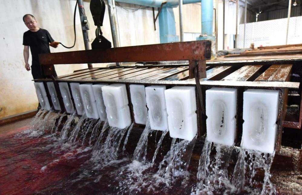 制冰厂一天冰块销量达3000条以上,制冰厂如何生产冰的