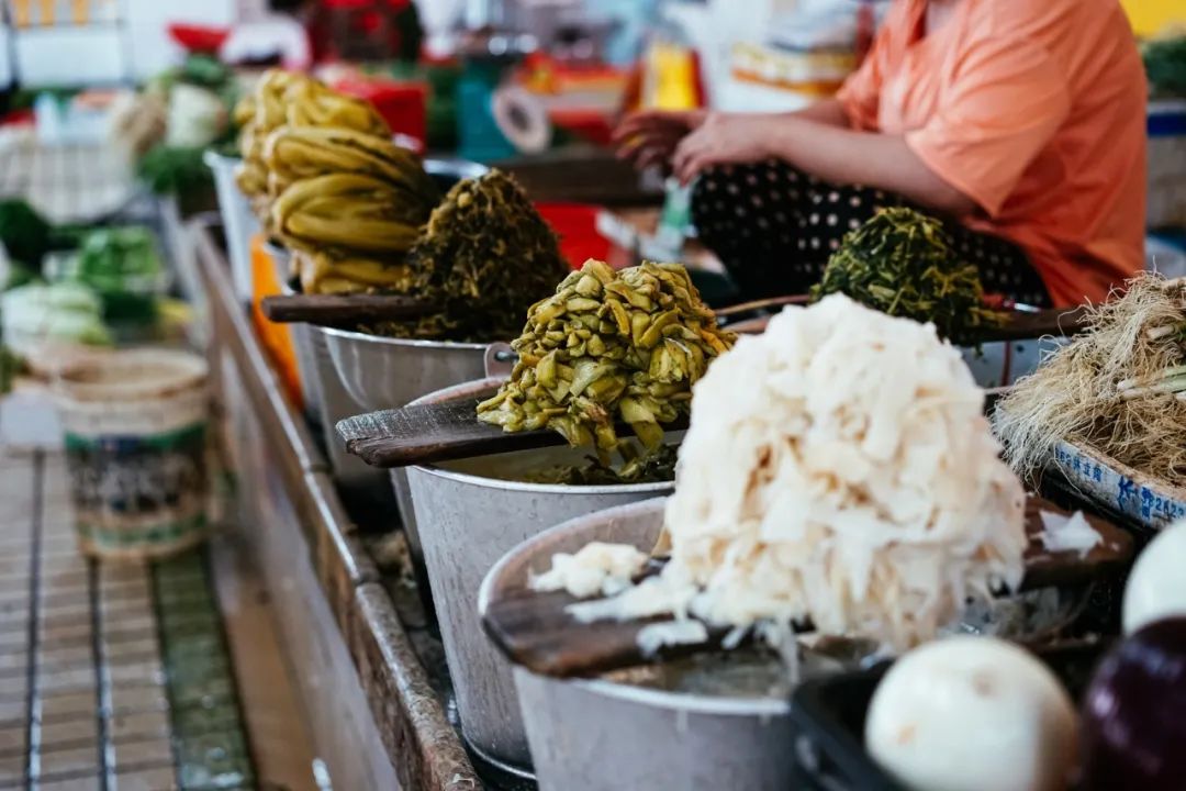 早餐烤乳猪，海鲜论盆卖？这座海岛小城舒坦得有点离谱了