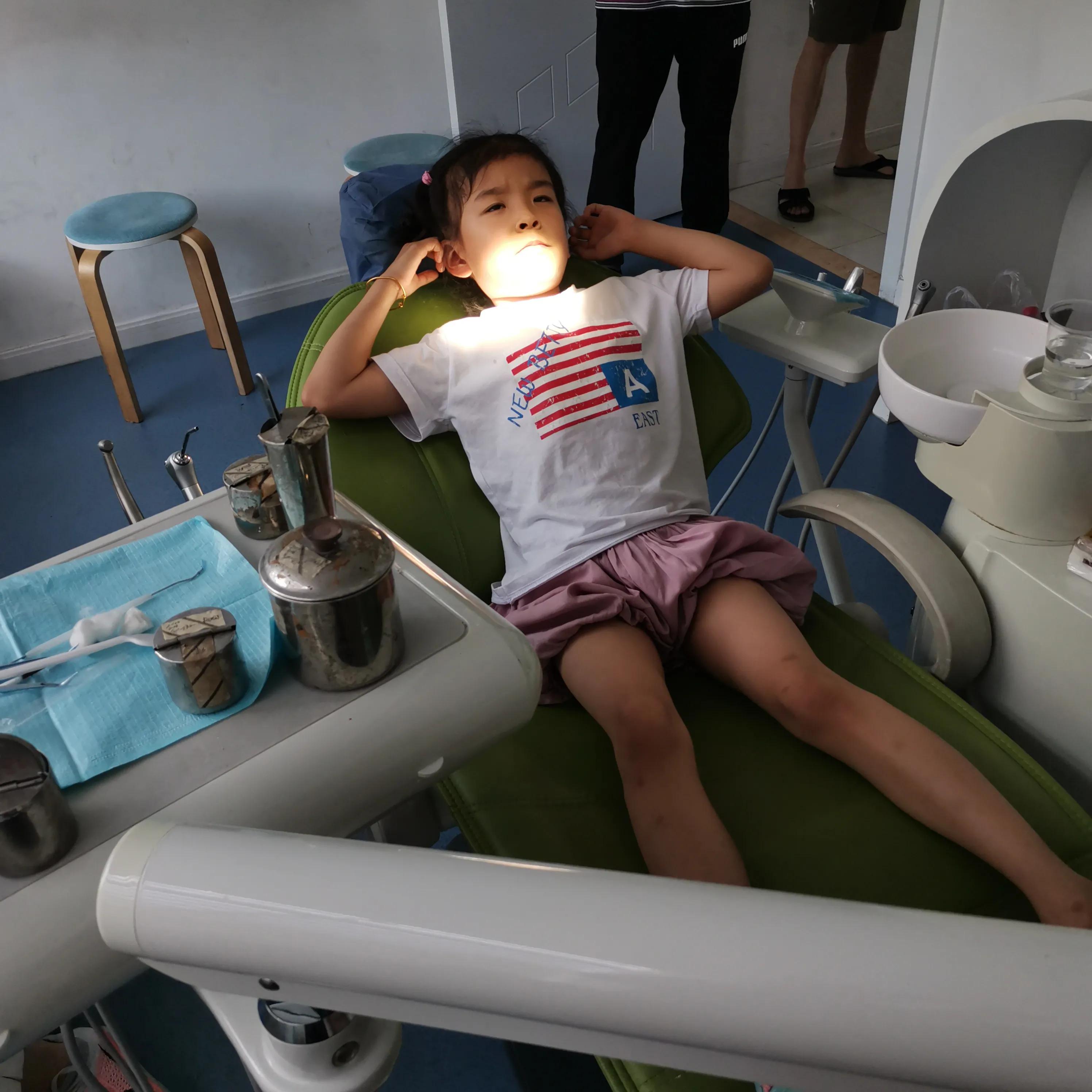 昨天带着外孙女去补了牙，顺便也把一只松动的门牙给拔掉了