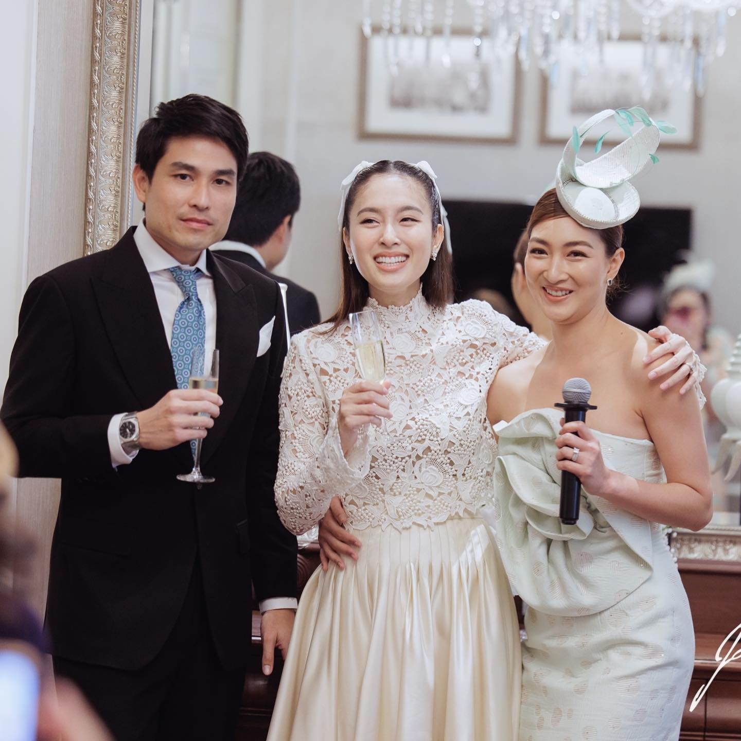 泰国最美变性人宝儿大婚！金色礼服配黄金皇冠太高贵，新郎也超帅