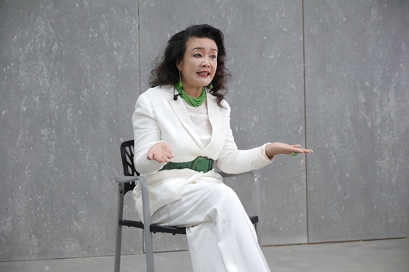 白手起家创25亿，64岁为儿子直播带货火出圈，张兰到底有多牛？