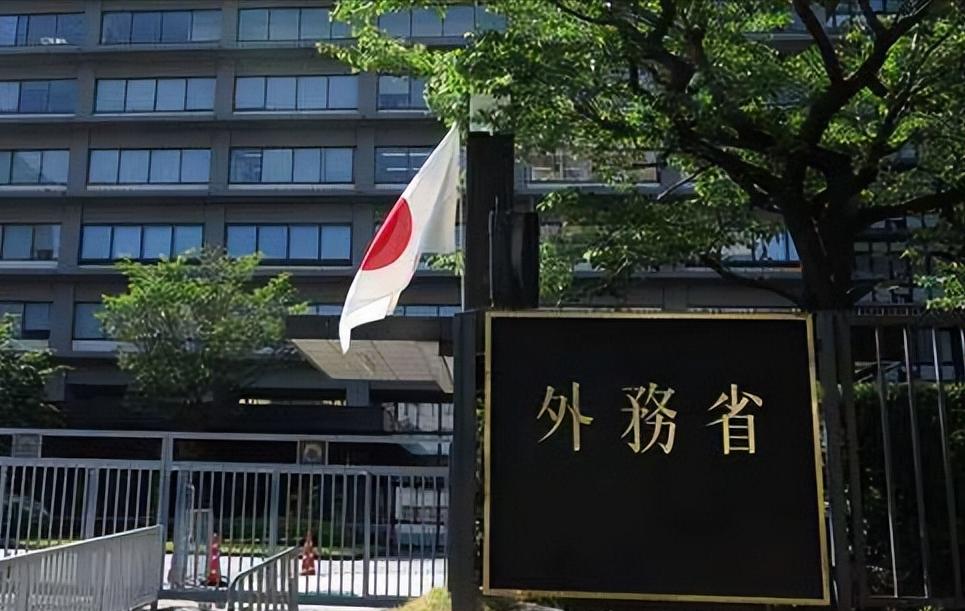 当*国靖**神社人山人海日本反战却登中国热搜网友质疑：背后有鬼