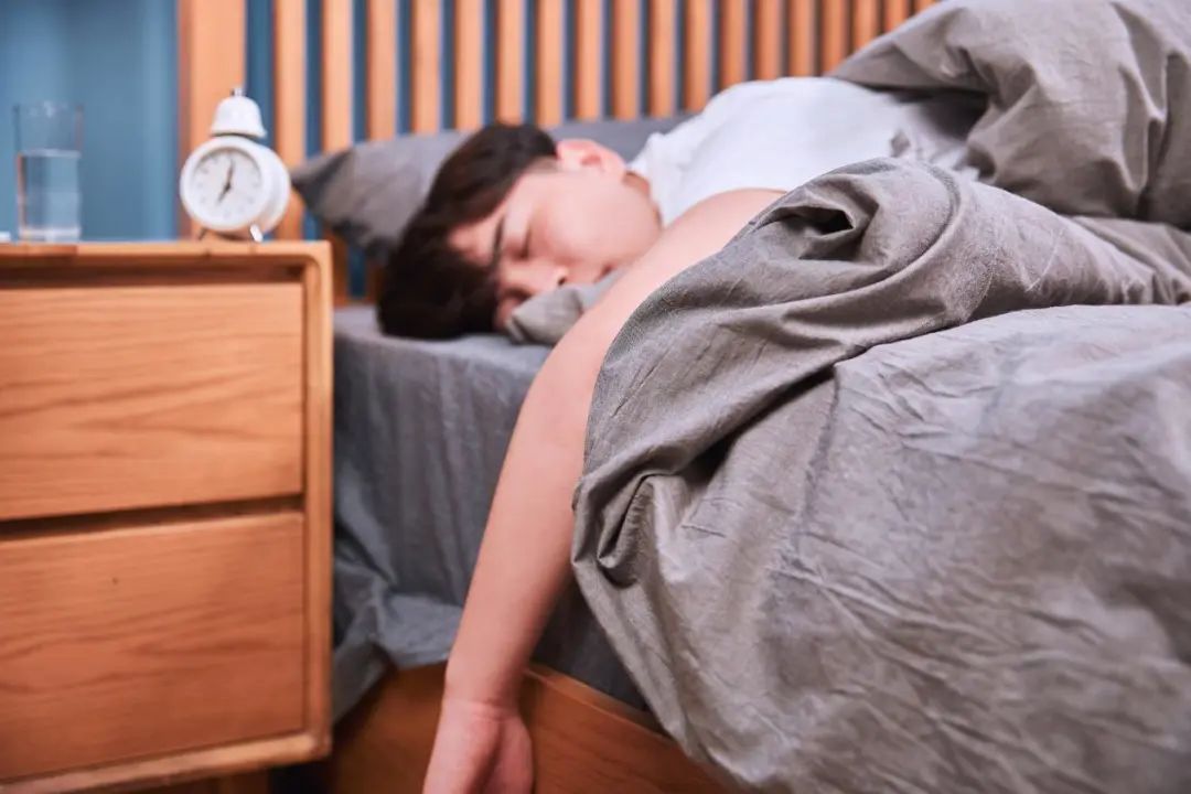 晚上睡觉突然抖一下是什么意思,熟睡中突然抖一下是什么原因