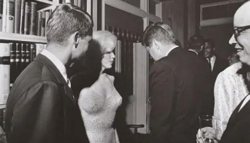 殡仪师披露玛丽莲梦露心酸细节,玛丽莲梦露尸体安葬