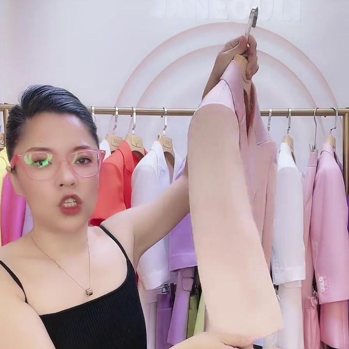 西装暴徒,西装男被勒脖子双脚挣扎的电视剧