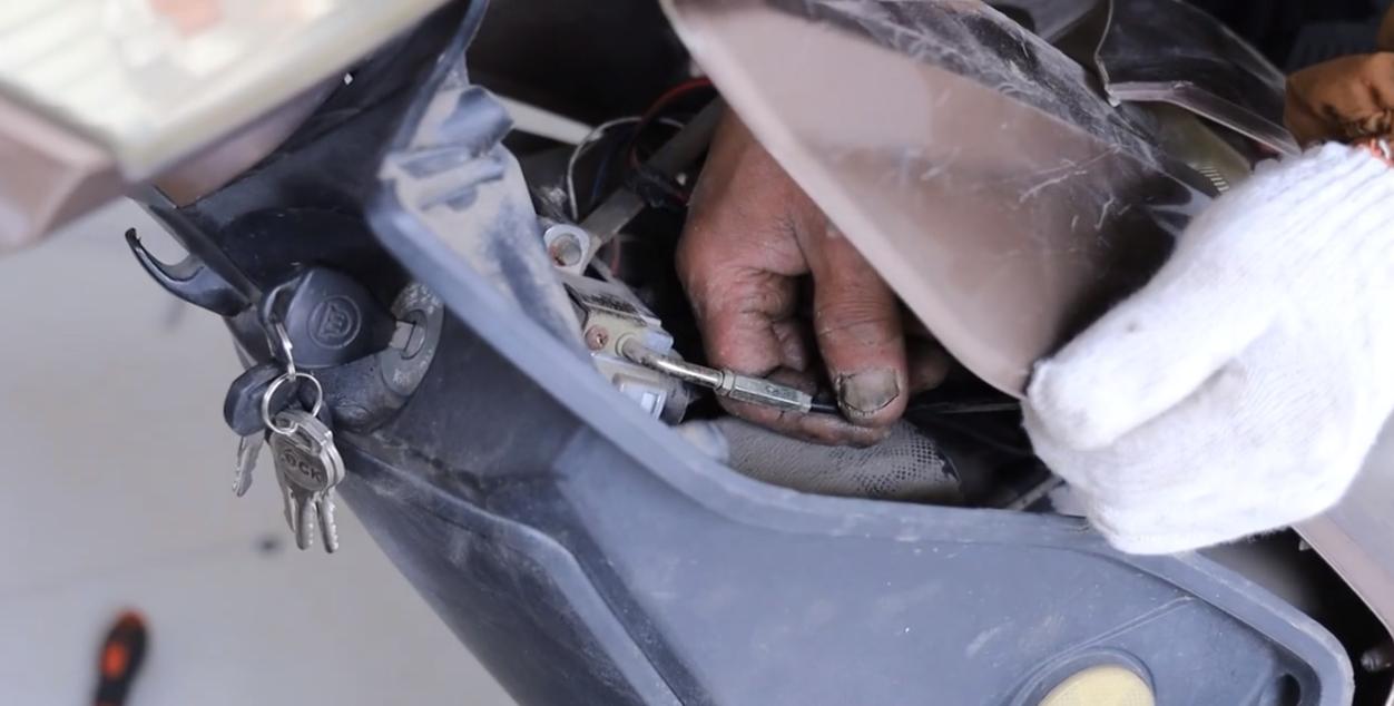 小孩把车锁了钥匙在里面,孩子把车钥匙锁后备箱