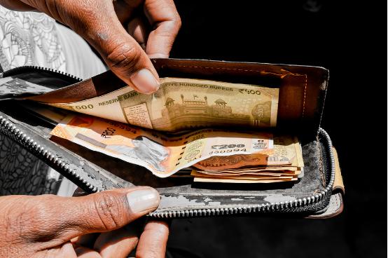 去银行取钱时，定期存款到期后银行不让取？教你4招轻松解决难题