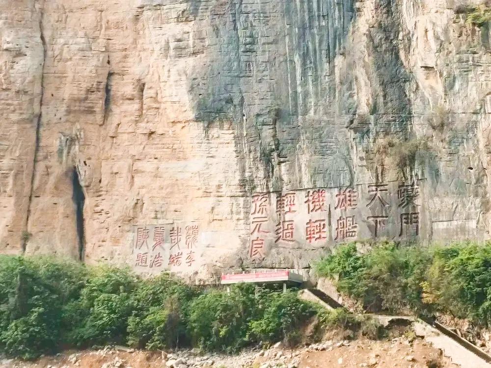 朝辞白帝彩云间中的白帝城指,早发白帝城和朝辞白帝彩云间