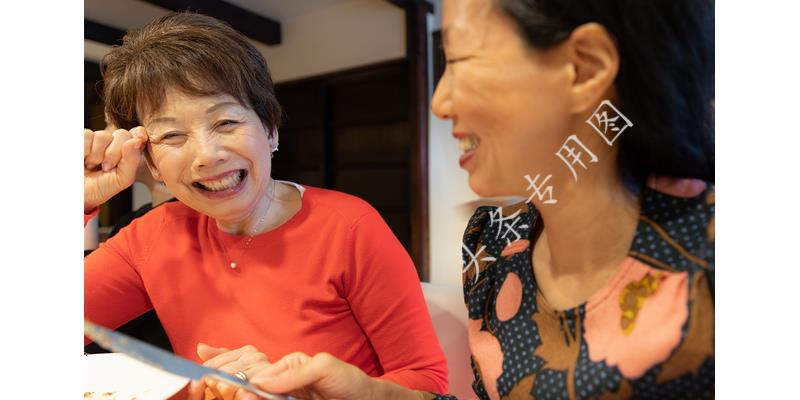 56岁阿姨：我爸和继母恩爱50年，继母去世，我才知道一切都是假象