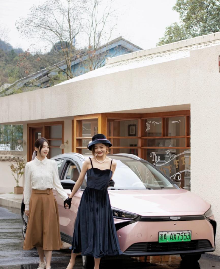 吉利几何m6低配对比元plus低配,吉利几何m6新能源汽车suv