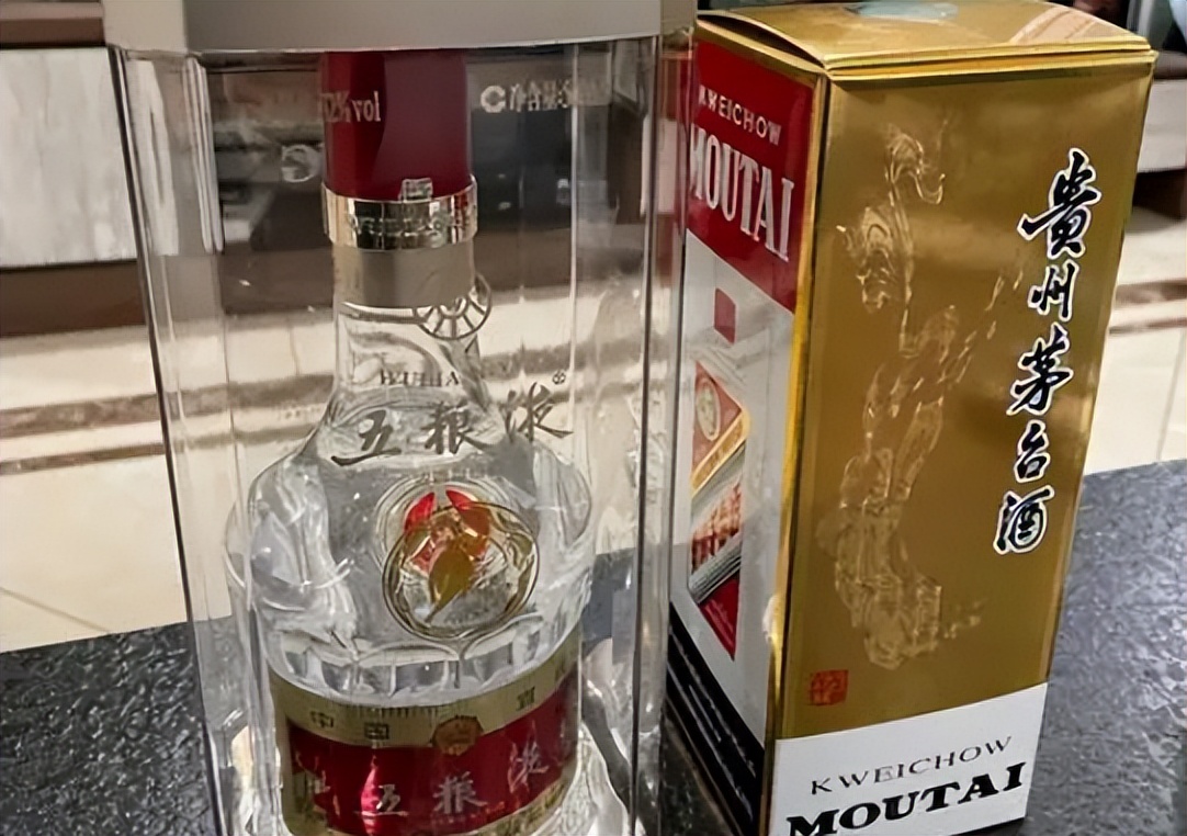 茅台用矿泉水瓶装好吗,真正茅台酒是瓷瓶还是玻璃瓶