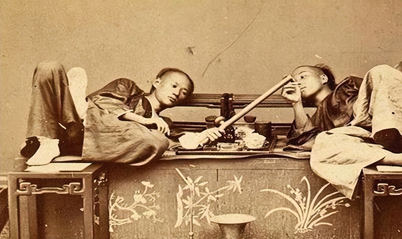 晚清*片鸦**危害:男子瘦骨嶙峋女子媚态百出,任人摆布!可悲可叹!