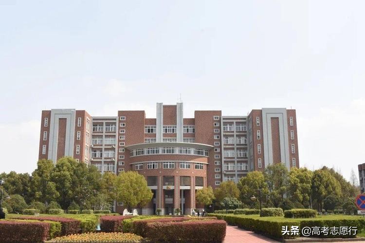 非常普通的公办学校,校名极其相似的两所大学差距