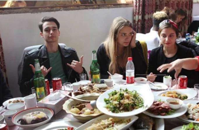 越来越多中国人热衷打包剩菜用国货，因为穷吗？务实的背后是自信