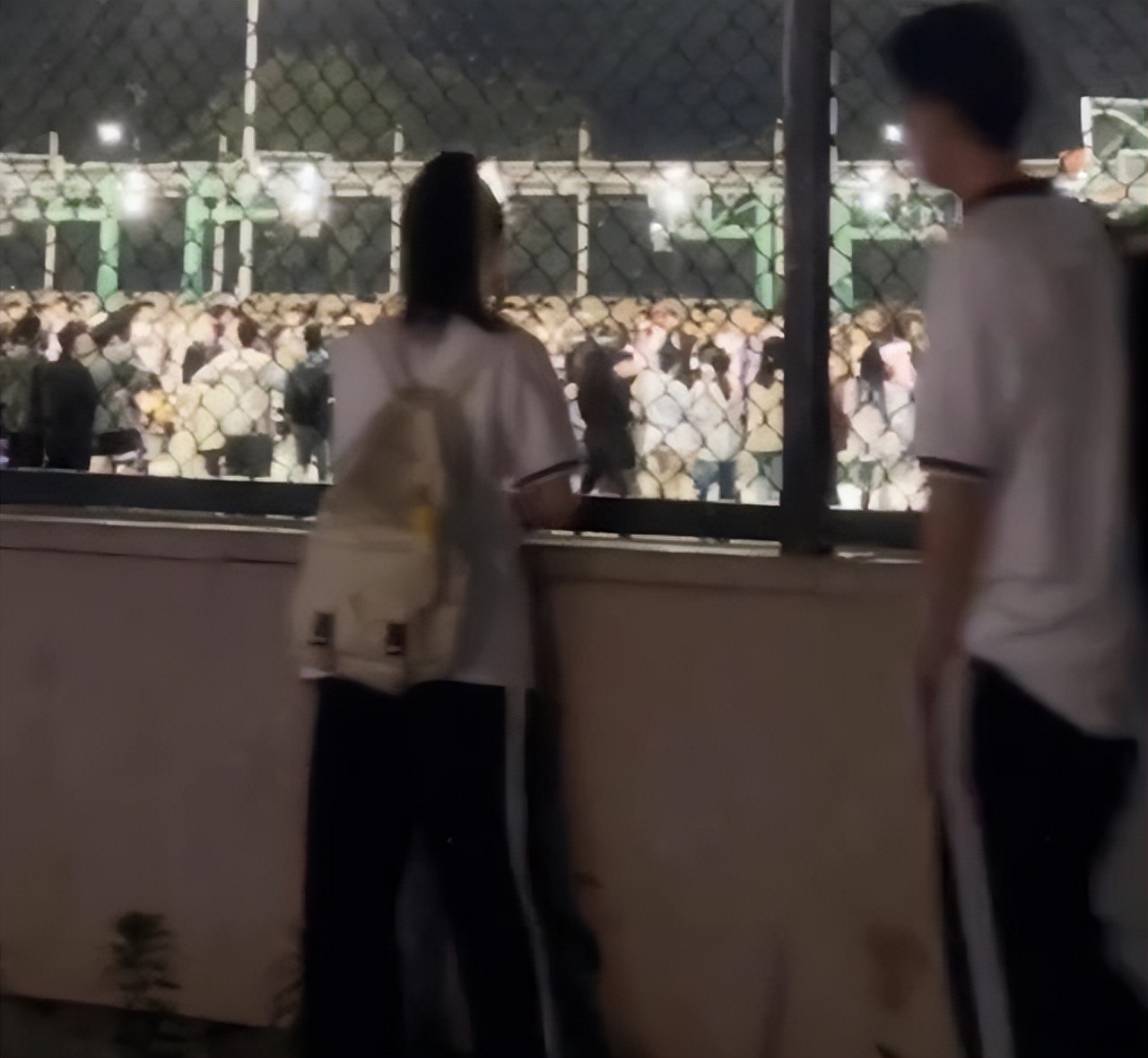 涓や釜濂冲瀛愬湪绡悆鍦虹湅甯呭摜,濂崇敓鐪嬬敺鐢熸墦绡悆琚敺鏈嬪弸鎷夎蛋