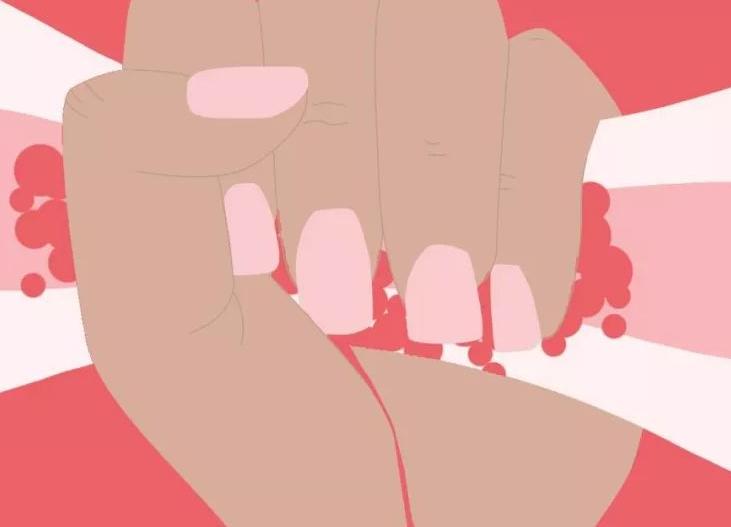 小伙街边卖卫生巾遭掀摊,男子街边卖卫生巾原视频