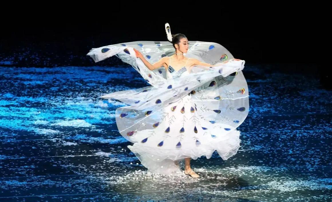 “裸体”艺术，64岁杨丽萍的孔雀舞，真的不是在公开耍流氓？