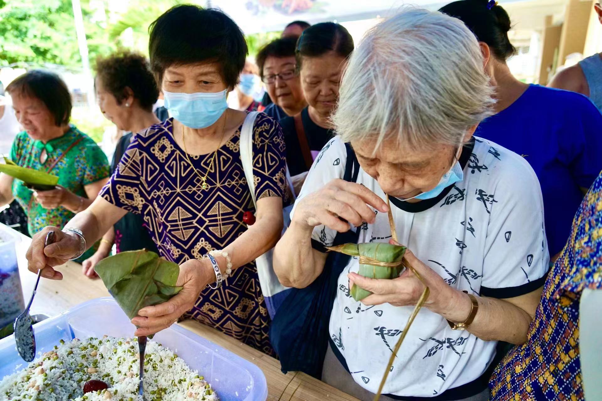 庆祝端午节的包粽子活动图片,开展庆端午包粽子活动