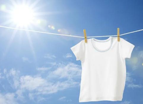 白色衣服用漂白水后变红怎么办,白色衣服黄了不要扔教你一招变白