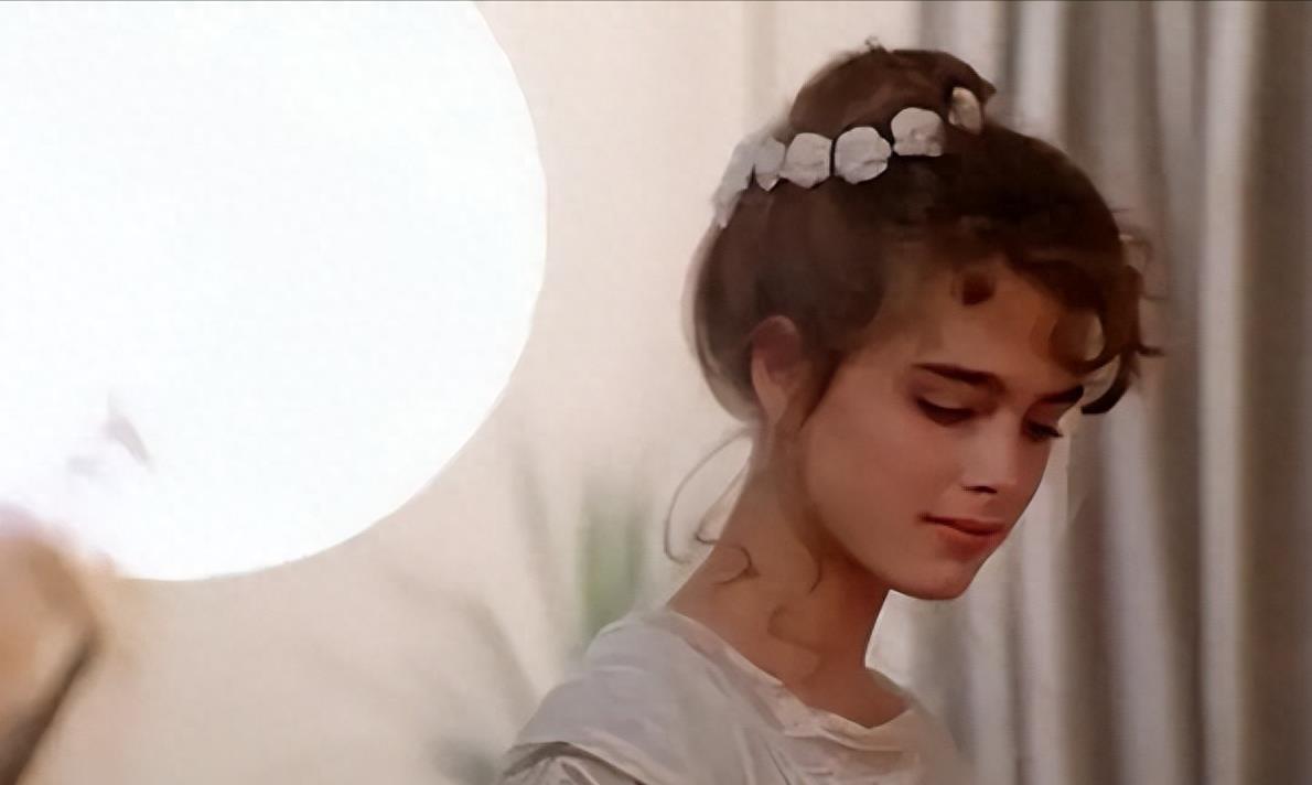 10岁全裸出镜，20岁声称自己仍是处女，“美国舒淇”的裸照风波