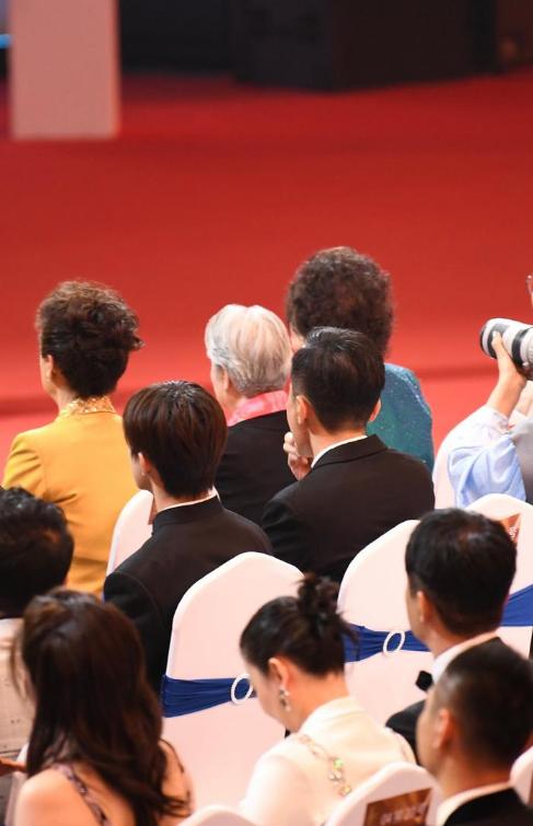 嗑着瓜子领了华表奖，走出谢娜的阴影，这一次刘烨没有遗憾了！